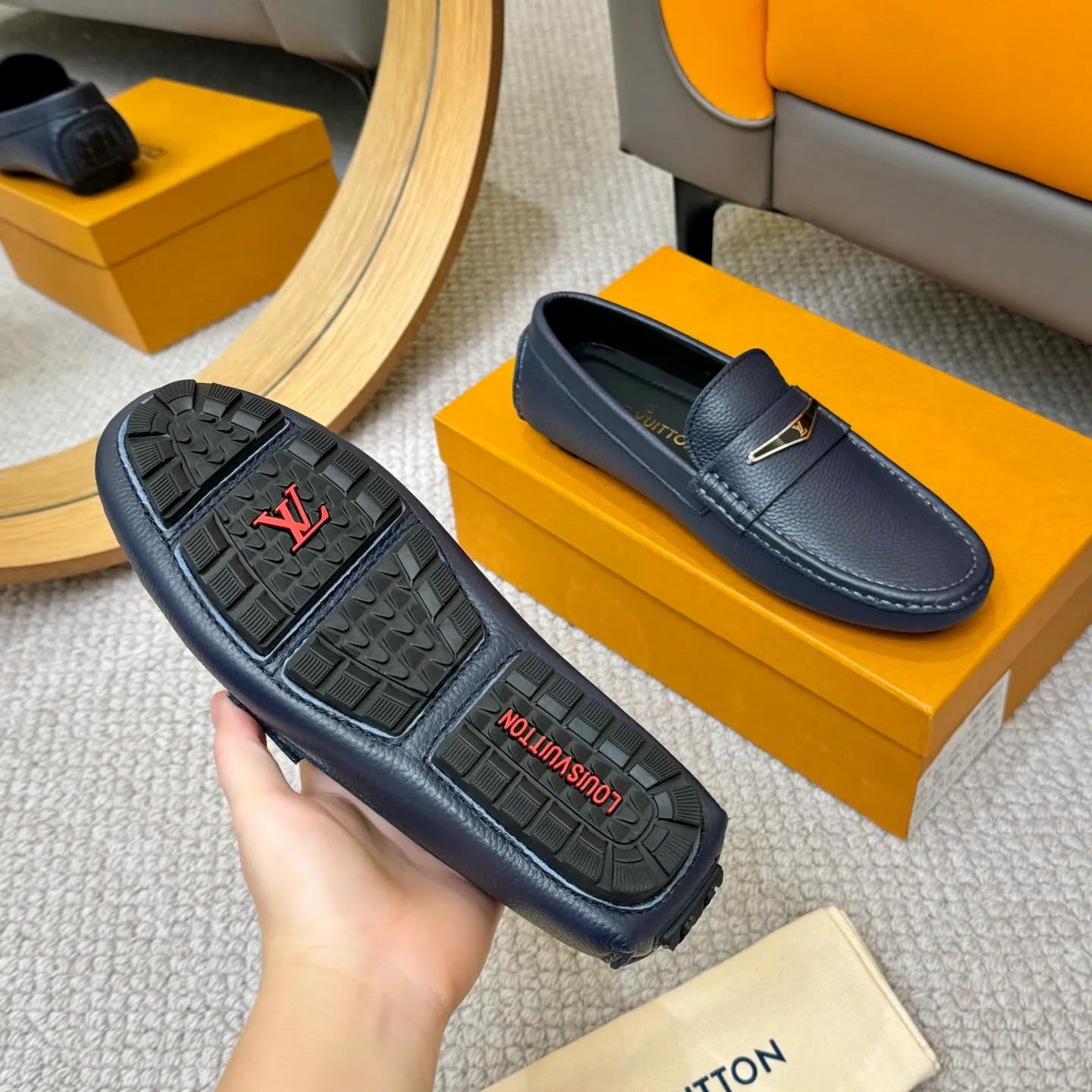 Men's men's shoes 💰420 (Yangli) LV 2⃣️0⃣️2⃣️5️⃣Spring and summer counter GLORIA series models ✈️Original factory special leather production, original last type. A classic driving slip-on casual shoe that shows an elegant style with exquisite craftsmanship details such as Monogram embossing all over the upper🌀Italian imported calfskin fabric Sheepskin foot pads➕Inside～Private mold replica sole Unique style Comfortable driving slip-on Size: 4-12 (38-46) Comes with [Counter packaging: original box, wrapping paper, card, instruction manual, shoehorn, cloth bag] No pressure to enter and leave the counter!